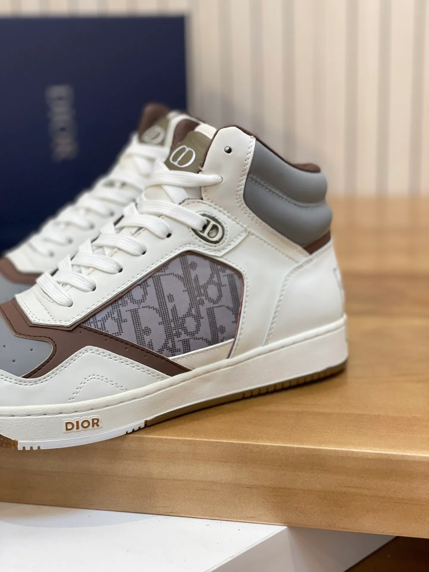 Men's shoes: 💰P460¥ Product trademark: Dior* "Dior*" high-top casual shoes Regular size: 38-44 (can be customized to 45.46) Product materials: Upper imported cowhide stitched with original fabric, breathable lining, original outsole. Number: 1006